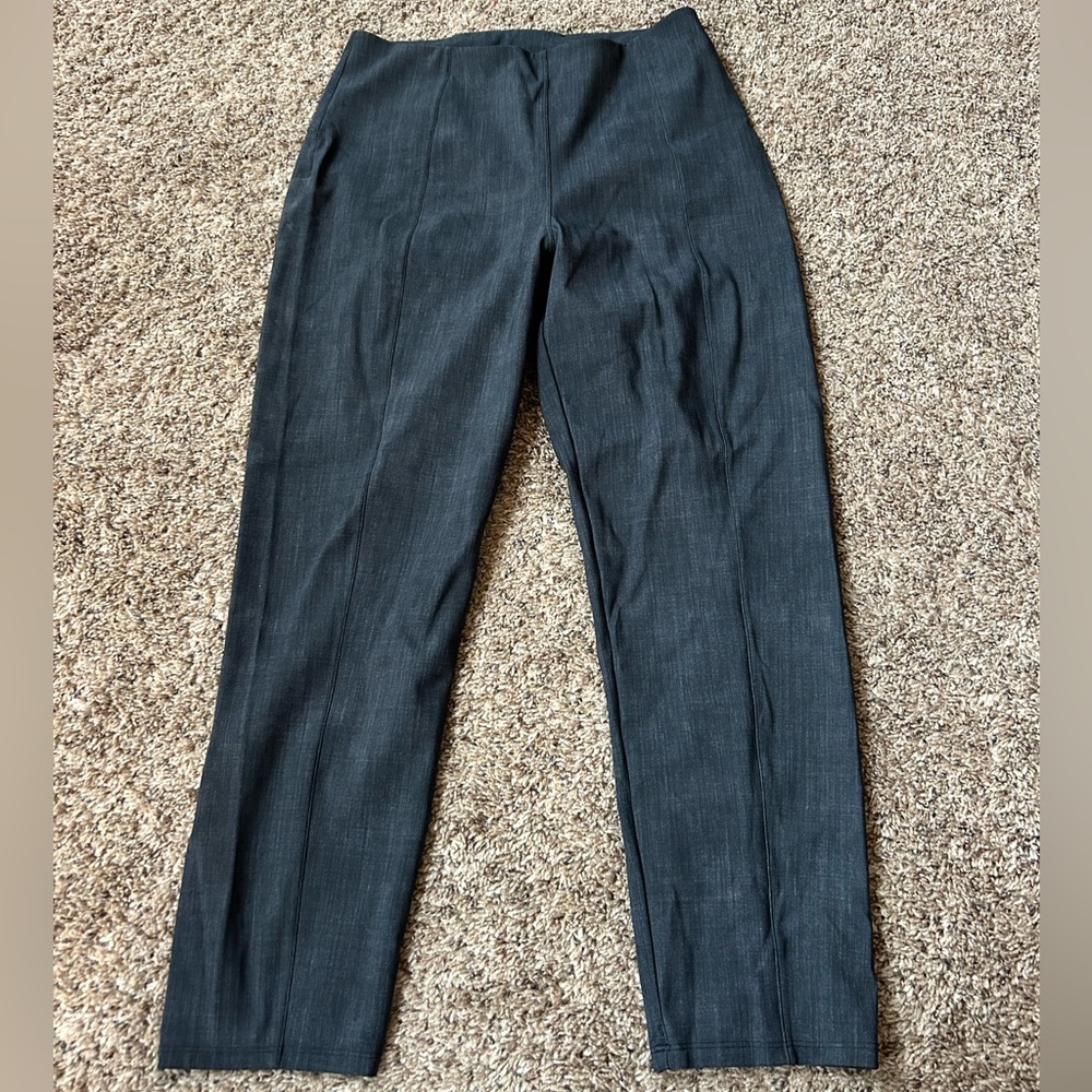 Lululemon pants 
Size 10
Perfect for work/comfy nice attire